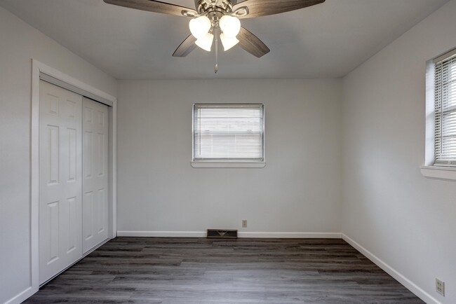 Building Photo - 2716 S Vermont Ave.