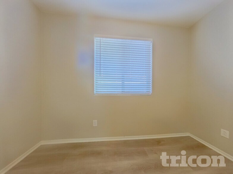 Building Photo - 25841 W Valley View Dr