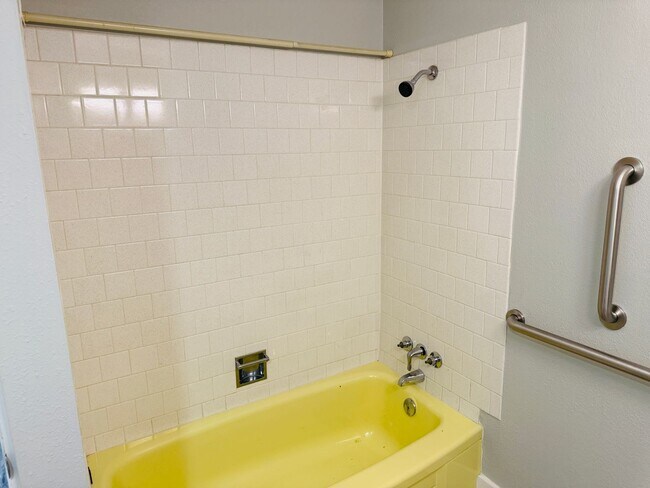 Building Photo - West End Location, Perfect for Daycare Cen...
