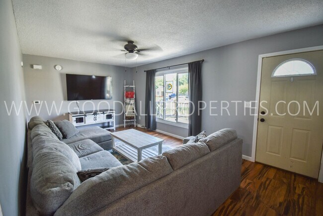 Building Photo - 2 Bedroom 2 Bath Home in Des Moines