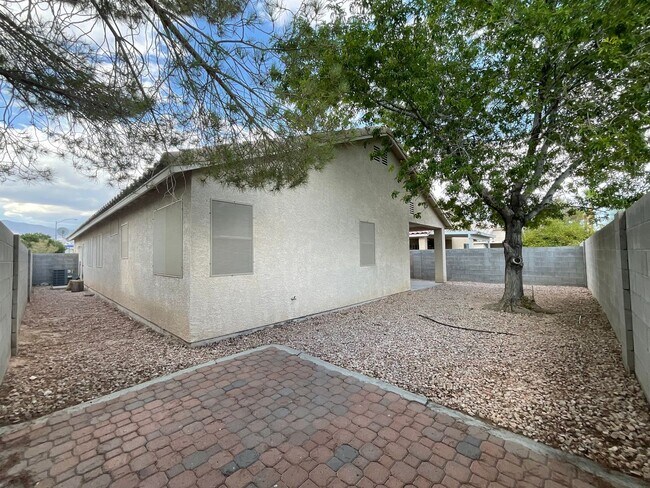 Building Photo - Single story 4br, 2bth, 2cg