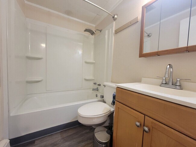 Building Photo - 901 Lathrop St