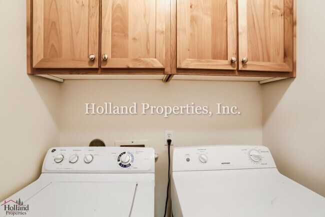 Building Photo - 10882 NE Red Wing Way
