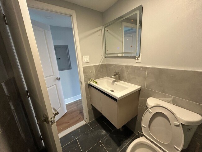 Building Photo - 430 Dickinson St