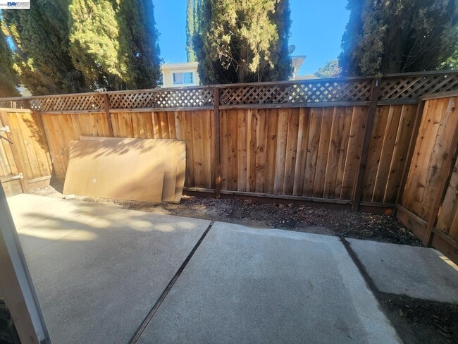 Building Photo - 749 Palomino Dr