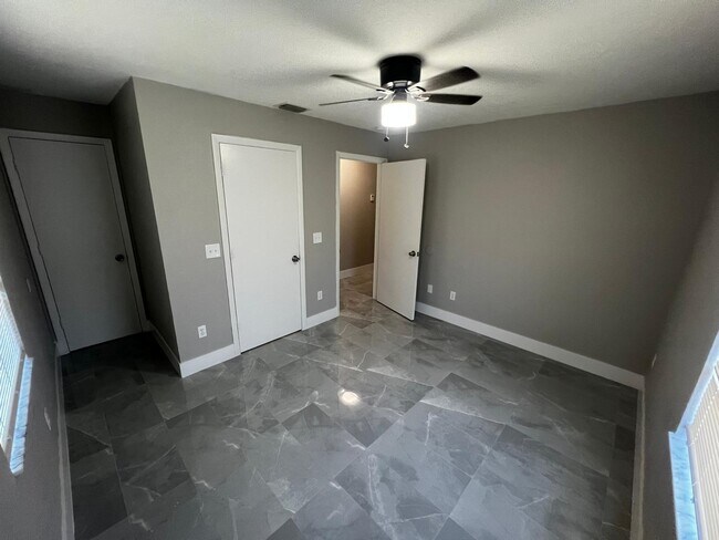 Building Photo - 2067 Laura Ln