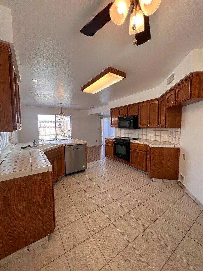 Building Photo - 479 E Alluvial Ave