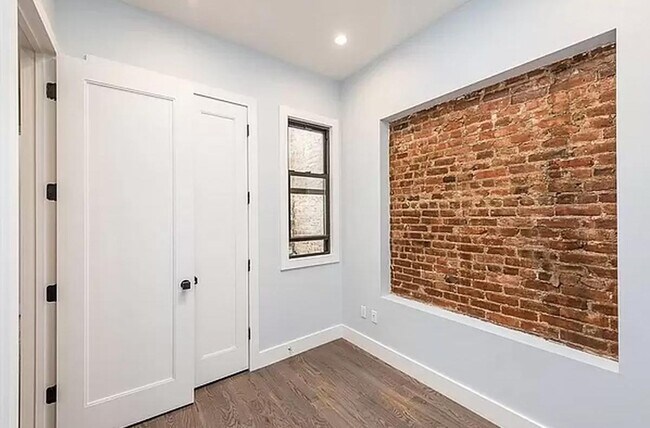 Building Photo - 360 Palmetto St