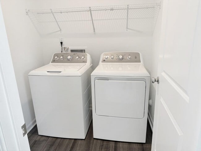 Building Photo - 911 Pilot St