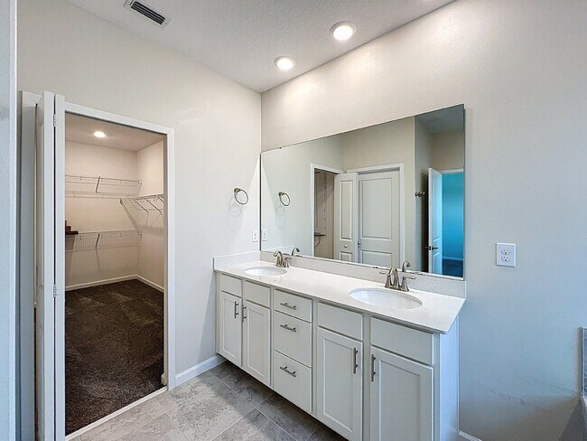 Building Photo - Available Now!  Charming 3-Bedroom Townhou...
