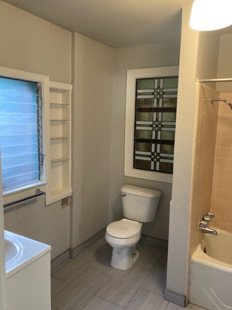 Building Photo - 2617 N Maroa Ave