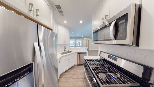 Building Photo - Newly Renovated, Quick to Campus (Lease ou...