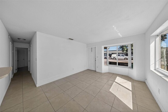 Building Photo - 4331 NE 5th Ave