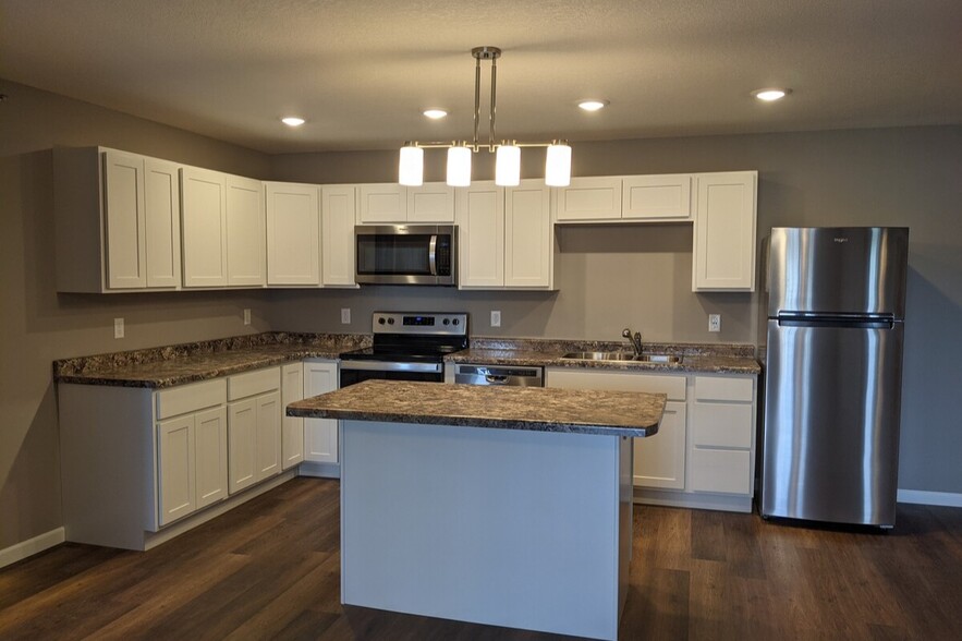 Primary Photo - Lakeview Apartments