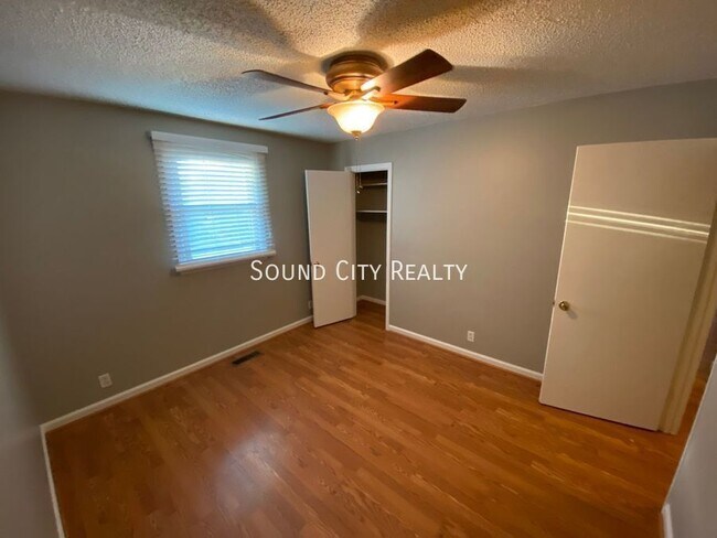 Building Photo - 3533 Albee Dr