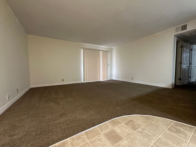 Building Photo - 2 Bedroom, 1 Bath Condo
