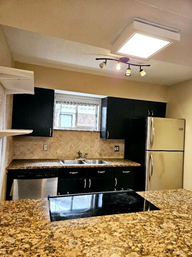 Building Photo - Mediterranean style condo within walking d...