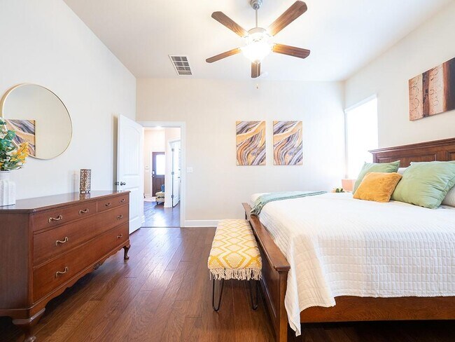 Building Photo - 5605 Roosevelt Ave