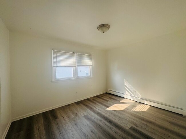 Building Photo - 121 Mallory Ave