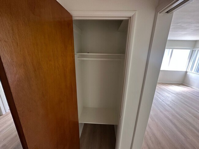 Building Photo - $500 OFF 1ST MONTHS RENT! Bright 2 Bedroom...