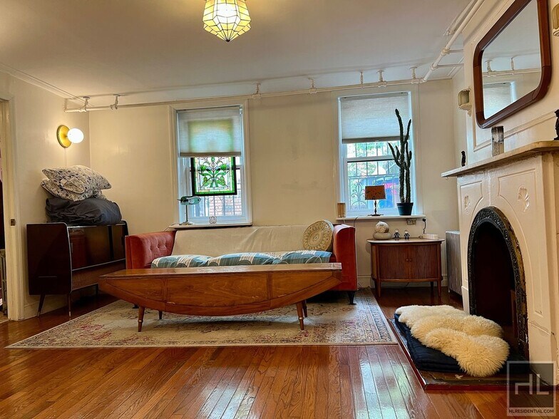 Building Photo - 1BR 1BA Private Garden Level Floor Through...