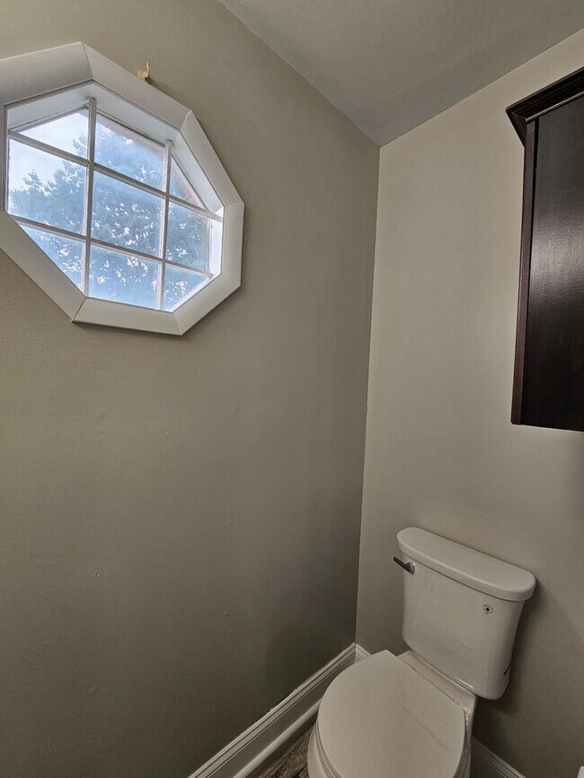 Building Photo - 3 Bedroom 1.5  bathroom End unit Townhouse near Bethlehem Catholic High School.