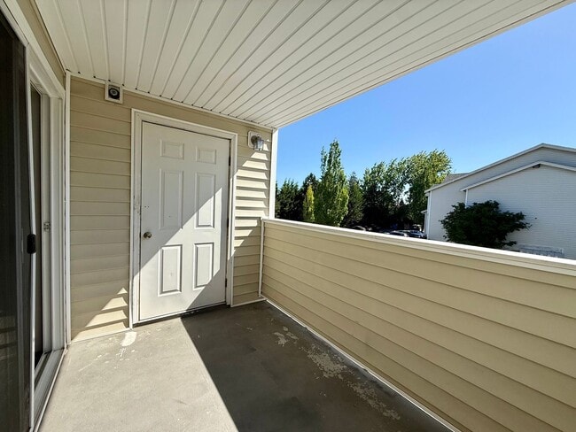 Building Photo - Burien Condo