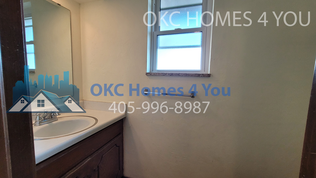 Building Photo - 3 Bed with Lake Hefner View