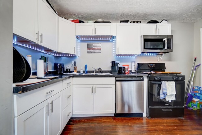 Building Photo - Clifton House For 2026-2027!