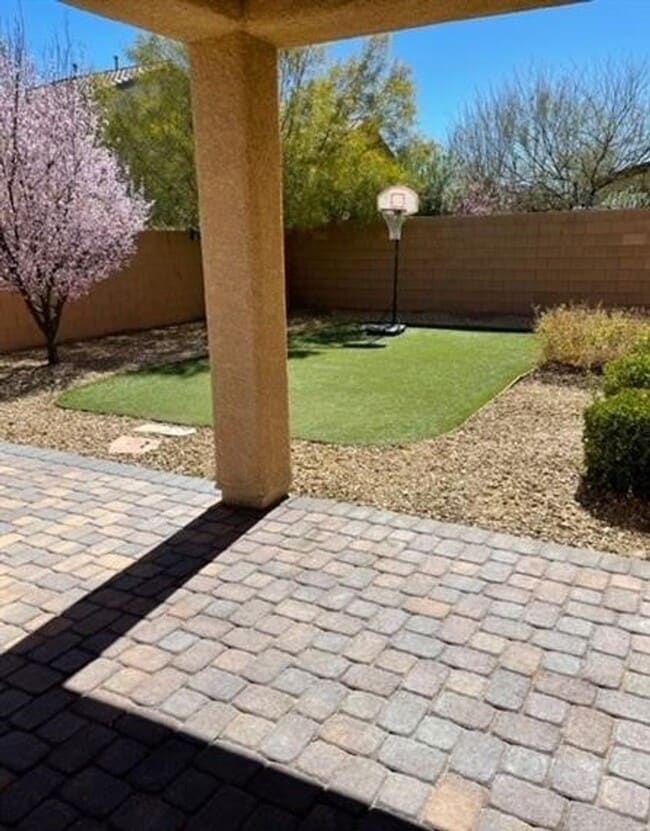 Building Photo - BEAUTIFUL 5 BEDROOM HOME IN RHODES RANCH GOLF COURSE GUARD GATED COMMUNITY!!!
