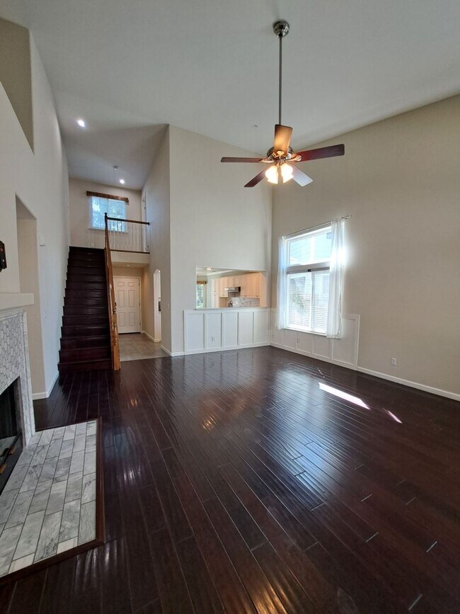 Building Photo - 3-Bedroom 2 Story Home in a Gated Communit...