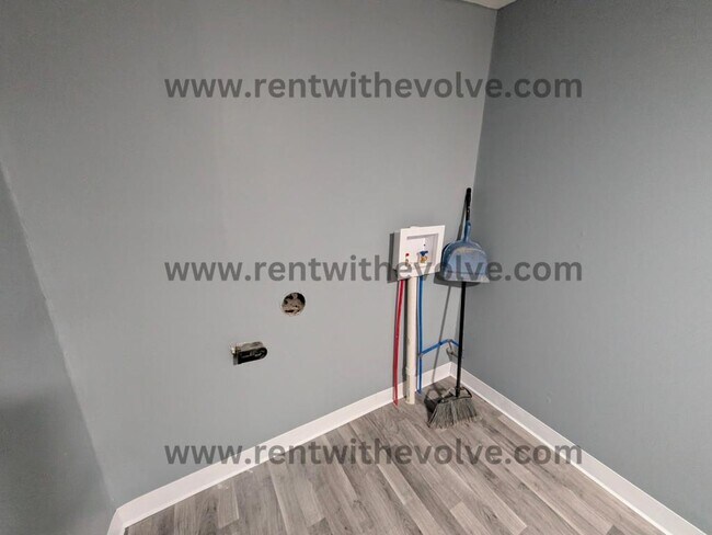 Building Photo - 952 S Shank St