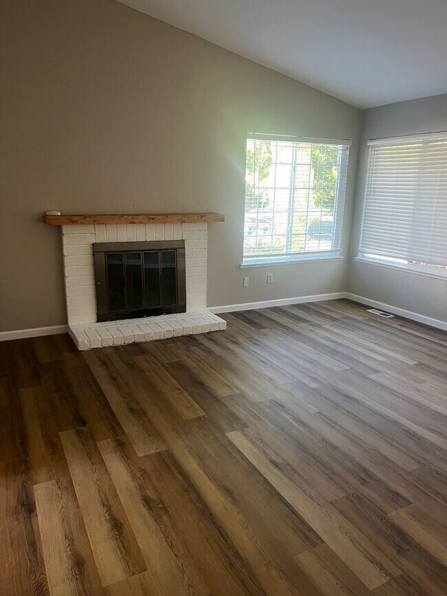 Building Photo - 3 Bedroom/2 Bathroom Single Story Home In ...