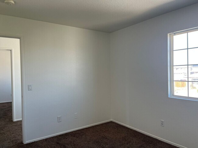 Building Photo - Spacious 5-bedroom, 3-bathroom home in Ade...