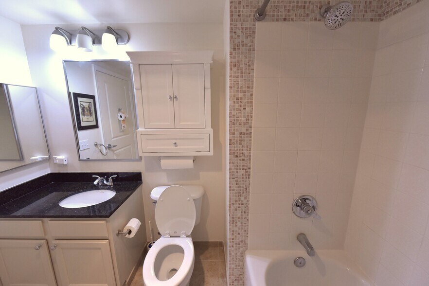 Building Photo - 880 N Pollard St