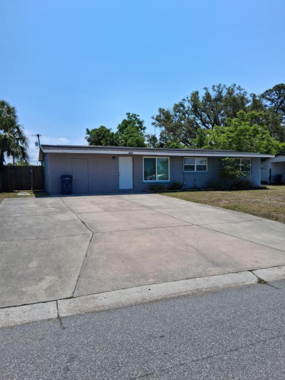 Primary Photo - 6115 Hopkins Dr N