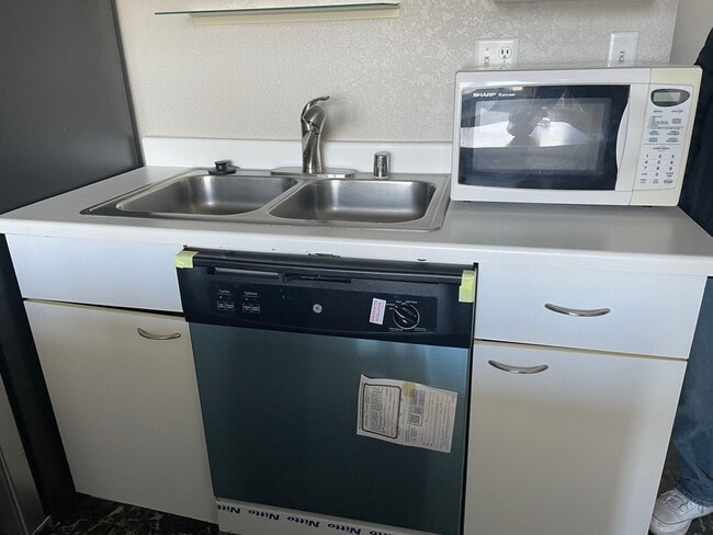 Building Photo - San Francisco furnished, High-floor studio...