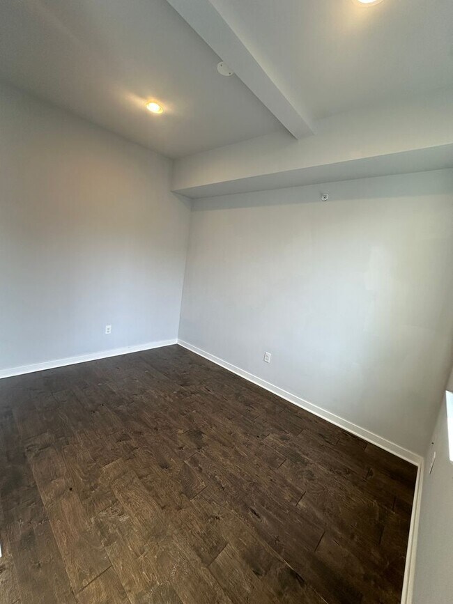 Building Photo - Beautifully Renovated 4 Bed/ 3.5 Bath With Rooftop!