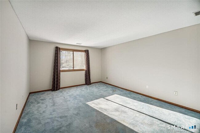 Building Photo - 17 Oak Forest Dr
