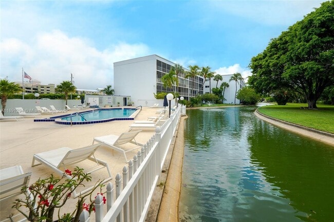 Building Photo - 400 Waterway Dr S