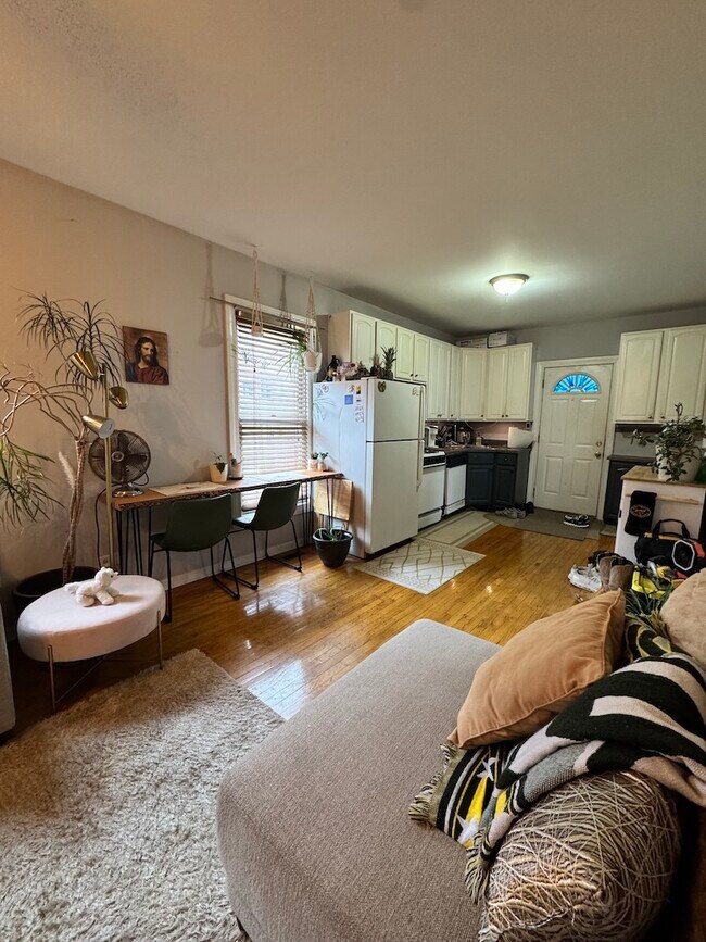 Building Photo - 2315 N Greenview Ave