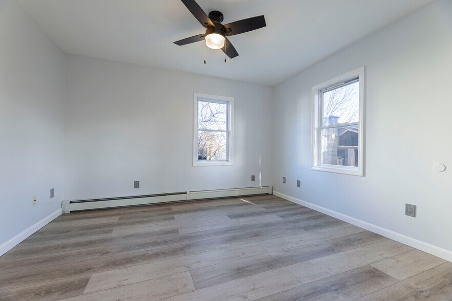 Building Photo - 5 School Ln