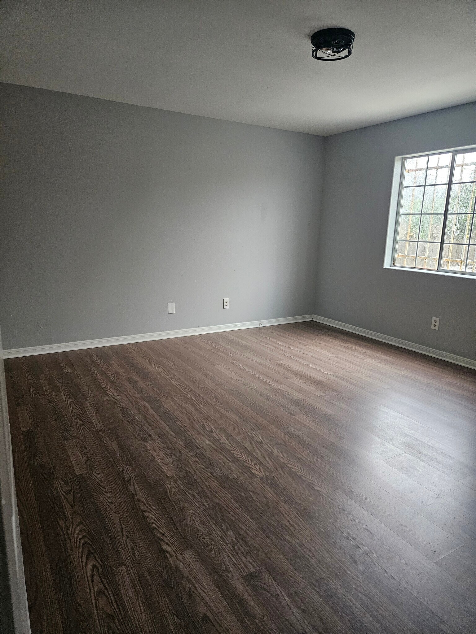 Building Photo - 1539 W 58th St