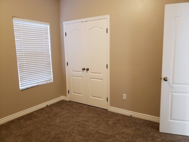 Building Photo - Beautiful 4 bed 2 bath home with 3 car gar...