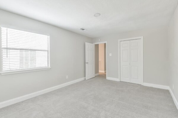 Building Photo - 2119 Woodstream Dr