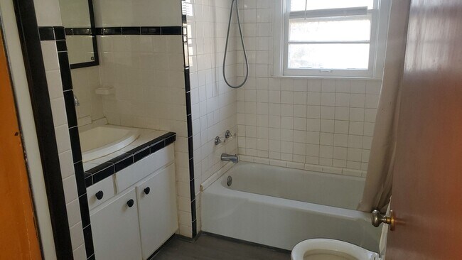 Building Photo - 3 bd, 2 ba house NE Columbia, 2nd living room downstairs, fenced, w/d included