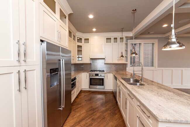 Building Photo - 4021 S Ellis Ave