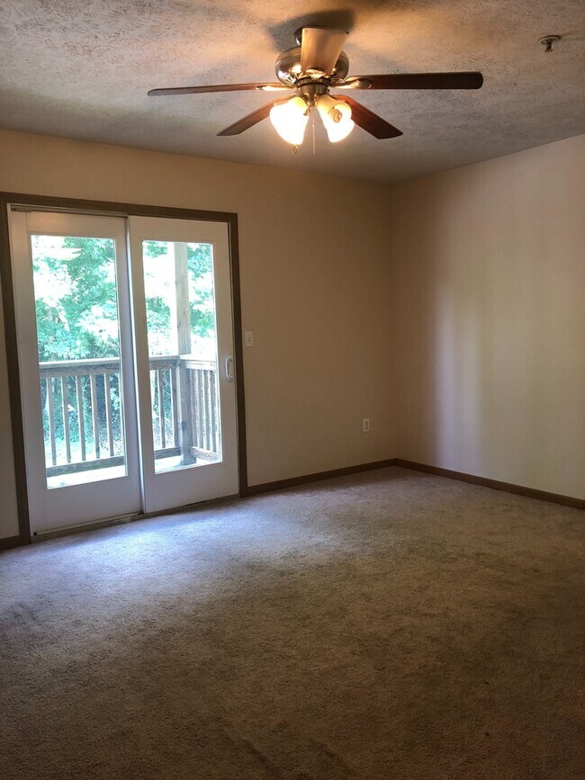 2 Bedroom 2 Bathroom CondoAvailable 06/0... 121 Creekside Dr