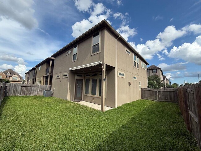 Building Photo - 13216 Green Hills Dr