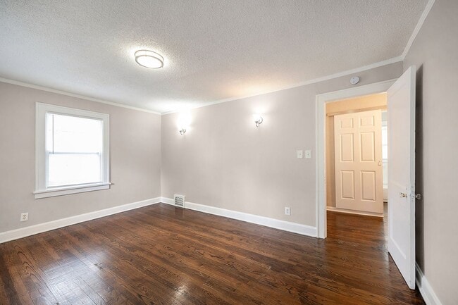 Building Photo - 2-bedroom, 1-bathroom duplex is located in...